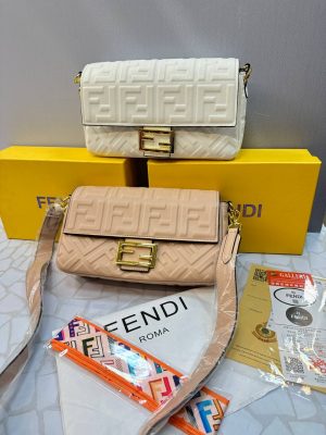 کیف دوشی فندی زنانه مدل کلاسیک قفل طلایی | طراحی لوکس و دو‌بندی شیک