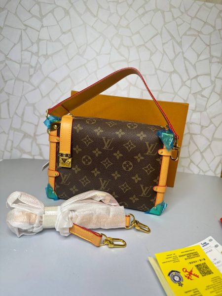 کیف صندوقی لویی ویتون زنانه مدل کلاسیک قهوه‌ای عسلی | طراحی لوکس با بند چرمی دوحالته