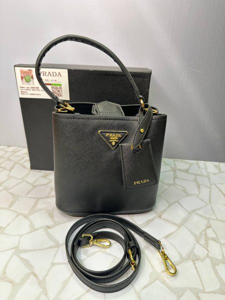 کیف پرادا زنانه مجلسی دستی و دوشی شیک و لوکس با طراحی ظریف و بسته‌بندی اصلی