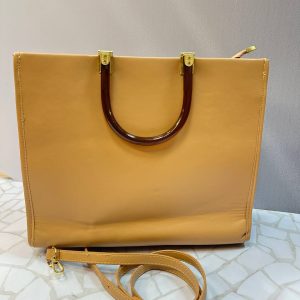 کیف دستی فندی زنانه مدل کلاسیک کرم | طراحی لوکس و دوشی دستی برند FENDI