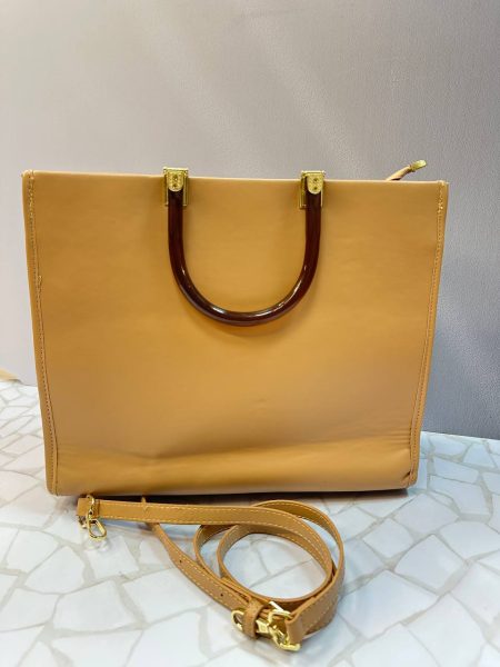 کیف دستی فندی زنانه مدل کلاسیک کرم | طراحی لوکس و دوشی دستی برند FENDI