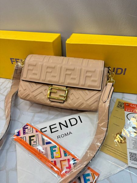 کیف دوشی فندی زنانه مدل کلاسیک قفل طلایی | طراحی لوکس و دو‌بندی شیک