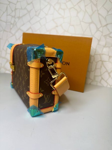 کیف صندوقی لویی ویتون زنانه مدل کلاسیک قهوه‌ای عسلی | طراحی لوکس با بند چرمی دوحالته