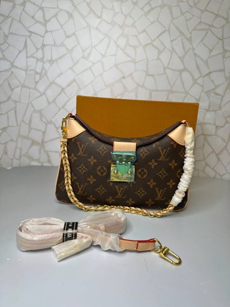 کیف دوشی لویی ویتون زنانه با طراحی لوکس و زنجیر طلایی – انتخابی ماندگار برای استایل‌های روزانه و مجلسی