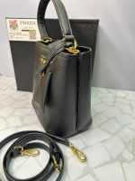 کیف پرادا زنانه مجلسی دستی و دوشی شیک و لوکس با طراحی ظریف و بسته‌بندی اصلی