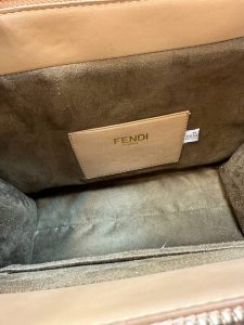 کیف دستی فندی زنانه مدل کلاسیک کرم | طراحی لوکس و دوشی دستی برند FENDI
