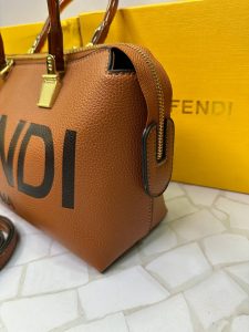 کیف دستی فندی زنانه مدل کلاسیک دوشی | طراحی چرمی لاکچری با دستگیره شفاف