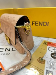 کیف دوشی فندی زنانه مدل کلاسیک قفل طلایی | طراحی لوکس و دو‌بندی شیک