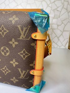 کیف صندوقی لویی ویتون زنانه مدل کلاسیک قهوه‌ای عسلی | طراحی لوکس با بند چرمی دوحالته