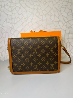 کیف دوشی لویی ویتون قهوه‌ای عسلی مدل کلاسیک زنانه در دو سایز