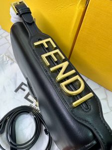 کیف مجلسی فندی زنانه مدل بند طلایی – چرم لوکس با طراحی مدرن و قفل مگنتی