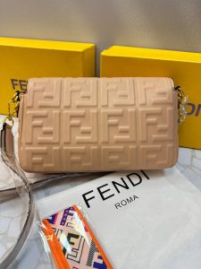 کیف دوشی فندی زنانه مدل کلاسیک قفل طلایی | طراحی لوکس و دو‌بندی شیک