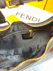 کیف دوشی فندی زنانه مدل نیم‌دایره‌ای – چرم لاکچری با بند برزنتی و طراحی منحصربه‌فرد