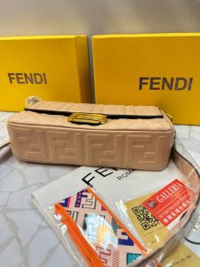 کیف دوشی فندی زنانه مدل کلاسیک قفل طلایی | طراحی لوکس و دو‌بندی شیک