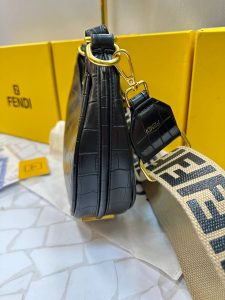 کیف دوشی فندی زنانه مدل نیم‌دایره‌ای – چرم لاکچری با بند برزنتی و طراحی منحصربه‌فرد