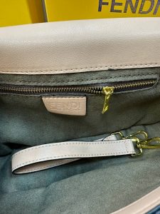 کیف دوشی فندی زنانه مدل کلاسیک قفل طلایی | طراحی لوکس و دو‌بندی شیک