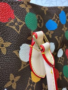 ساک دستی و دوشی لویی ویتون خال‌خالی