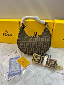 کیف دوشی فندی زنانه مدل نیم‌دایره‌ای – چرم لاکچری با بند برزنتی و طراحی منحصربه‌فرد