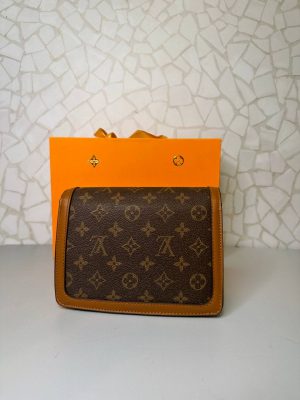 کیف دوشی لویی ویتون قهوه‌ای عسلی مدل کلاسیک زنانه در دو سایز