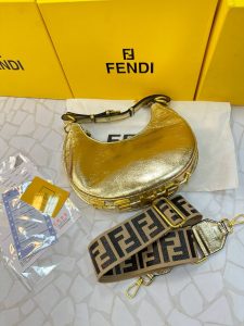 کیف دوشی فندی زنانه مدل نیم‌دایره‌ای – چرم لاکچری با بند برزنتی و طراحی منحصربه‌فرد