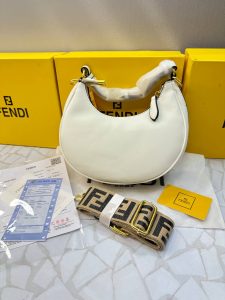 کیف دوشی فندی زنانه مدل نیم‌دایره‌ای – چرم لاکچری با بند برزنتی و طراحی منحصربه‌فرد