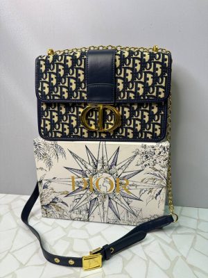 کیف دیور دوشی منوگرام آبی – طراحی مستطیلی لوکس با جزئیات طلایی و استایل همیشه‌مدرن