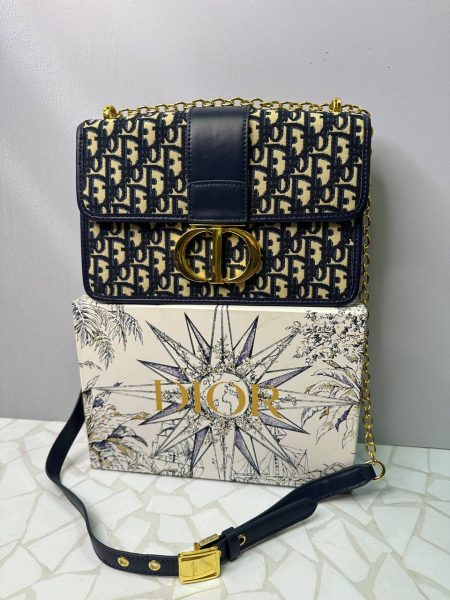 کیف دیور دوشی منوگرام آبی – طراحی مستطیلی لوکس با جزئیات طلایی و استایل همیشه‌مدرن