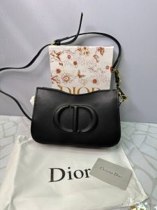 کیف دوشی باریک دیوور مدل مشکی با بند چرمی‌–‌زنجیری و طراحی مینیمال