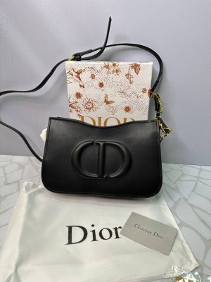 کیف دوشی باریک دیوور مدل مشکی با بند چرمی‌–‌زنجیری و طراحی مینیمال