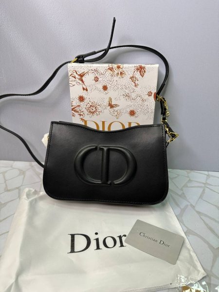 کیف دوشی باریک دیوور مدل مشکی با بند چرمی‌–‌زنجیری و طراحی مینیمال