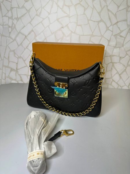 کیف دستی و دوشی لویی ویتون مشکی با طراحی چرم برجسته و زنجیر طلایی لوکس