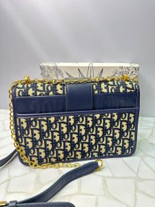 کیف دیور دوشی منوگرام آبی – طراحی مستطیلی لوکس با جزئیات طلایی و استایل همیشه‌مدرن