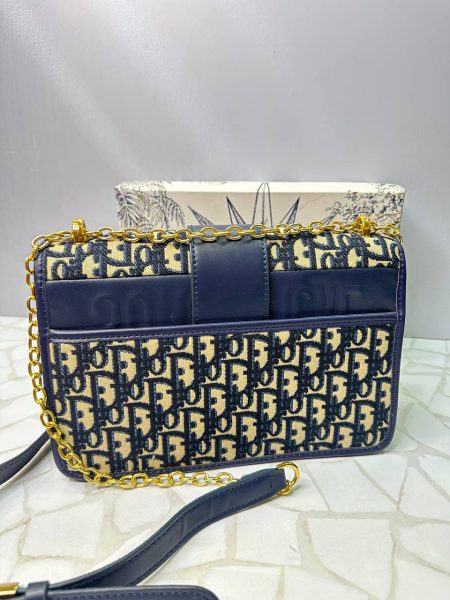 کیف دیور دوشی منوگرام آبی – طراحی مستطیلی لوکس با جزئیات طلایی و استایل همیشه‌مدرن