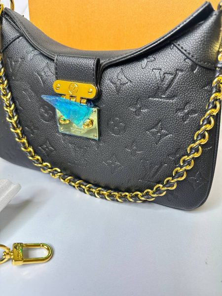 کیف دستی و دوشی لویی ویتون مشکی با طراحی چرم برجسته و زنجیر طلایی لوکس