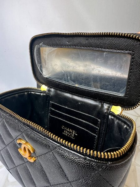 کیف صندوقی شنل مشکی مدل میکاپ بگ