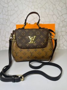 کیف دستی لویی ویتون قهوه‌ای با قفل فلزی LV