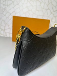 کیف دستی و دوشی لویی ویتون مشکی با طراحی چرم برجسته و زنجیر طلایی لوکس