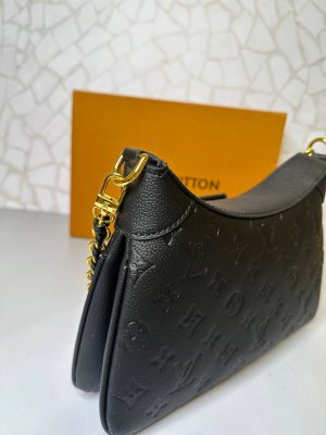 کیف دستی و دوشی لویی ویتون مشکی با طراحی چرم برجسته و زنجیر طلایی لوکس