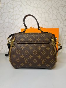 کیف دستی لویی ویتون قهوه‌ای با قفل فلزی LV