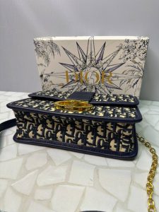 کیف دیور دوشی منوگرام آبی – طراحی مستطیلی لوکس با جزئیات طلایی و استایل همیشه‌مدرن