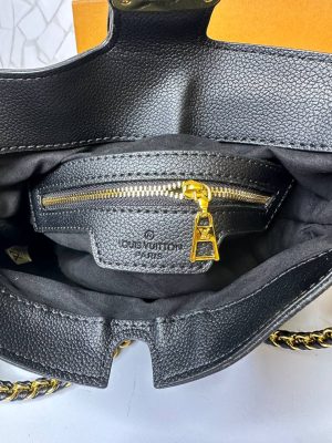 کیف دستی و دوشی لویی ویتون مشکی با طراحی چرم برجسته و زنجیر طلایی لوکس