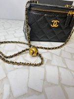 کیف صندوقی شنل مشکی مدل میکاپ بگ