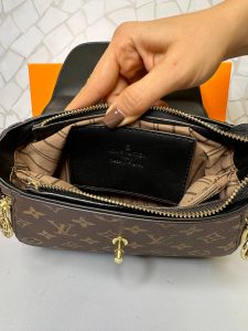 کیف دستی لویی ویتون قهوه‌ای با قفل فلزی LV