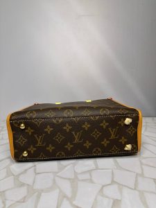 کیف دستی لویی ویتون عسلی با دسته شیشه‌ای و بند دوشی باریک