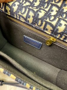 کیف دیور دوشی منوگرام آبی – طراحی مستطیلی لوکس با جزئیات طلایی و استایل همیشه‌مدرن