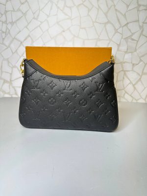 کیف دستی و دوشی لویی ویتون مشکی با طراحی چرم برجسته و زنجیر طلایی لوکس